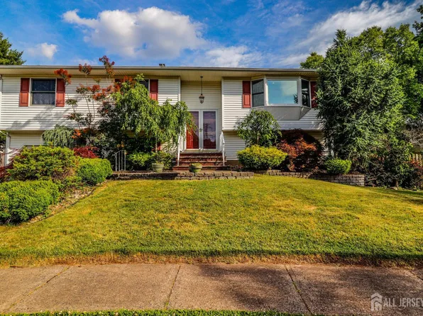5 Timothy Ct, Edison, NJ 08837