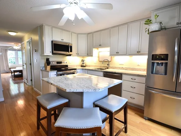 251 Sunderland Rd, Worcester, MA 01604