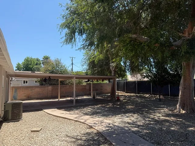 24036 Kittridge St — Photo 22