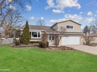 1902 E Kiowa Ln, Mount Prospect, IL 60056