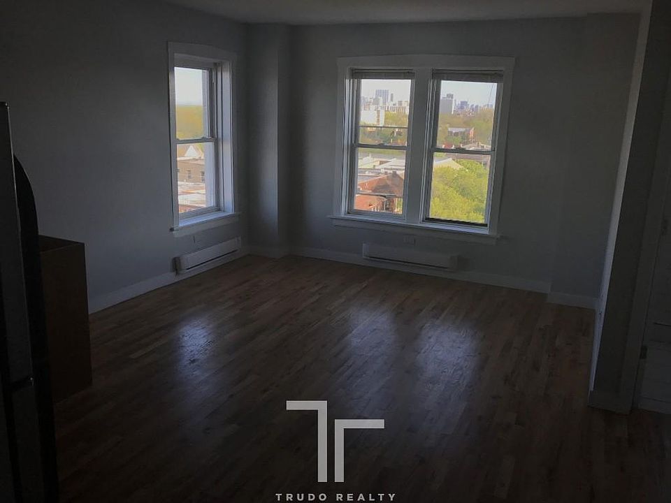 2nd image of 7450 N Greenview Ave #745057