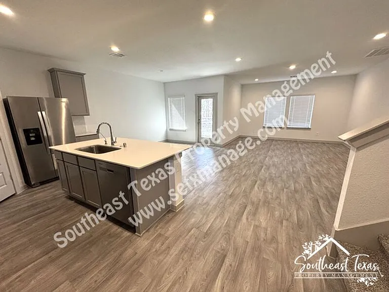 111 Lakeway Cir — Photo 7