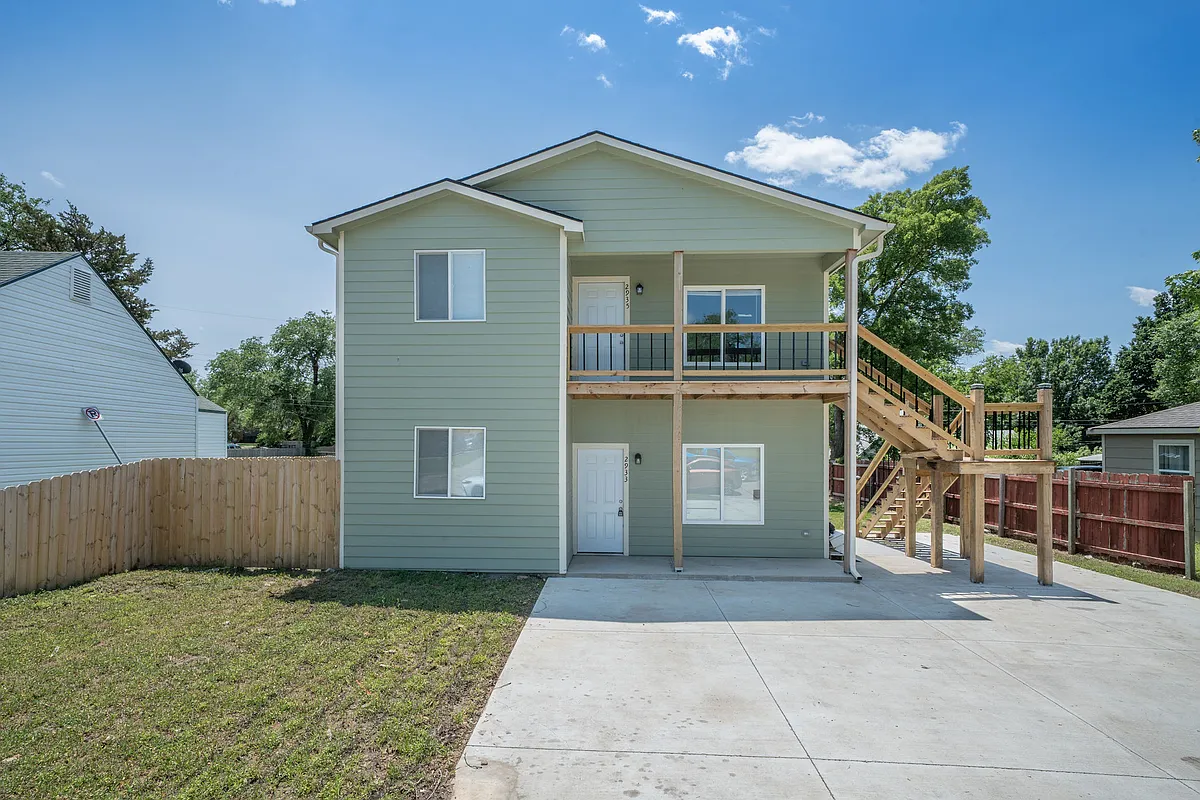 Building Photo - 2935 E Maplewood Dr