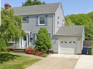 90 Acton Rd, Bridgeport, CT 06606