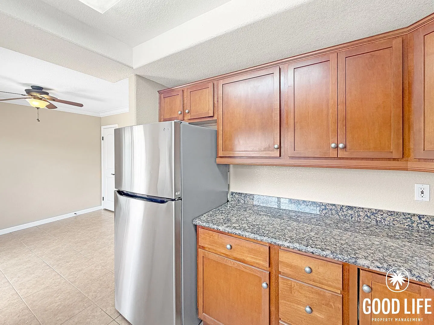 Sd: 3bd/1.5ba Townhome In Escondido W/ Private Patio, Balcony & Community Pool! — Photo 4