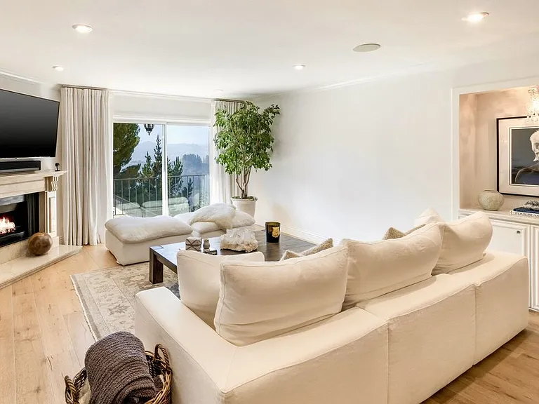 2385 Roscomare Rd #D3 — Photo 2
