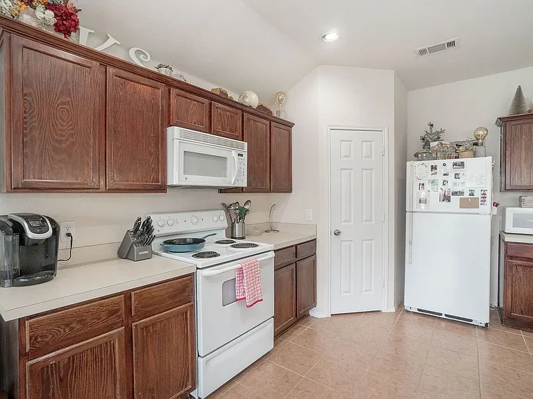 1327 Primrose Dr — Photo 10
