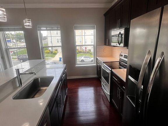 5th image of 405 Woodcrest Dr SE