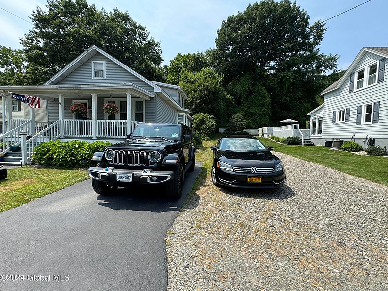 4th image of 82 Oneida Avenue