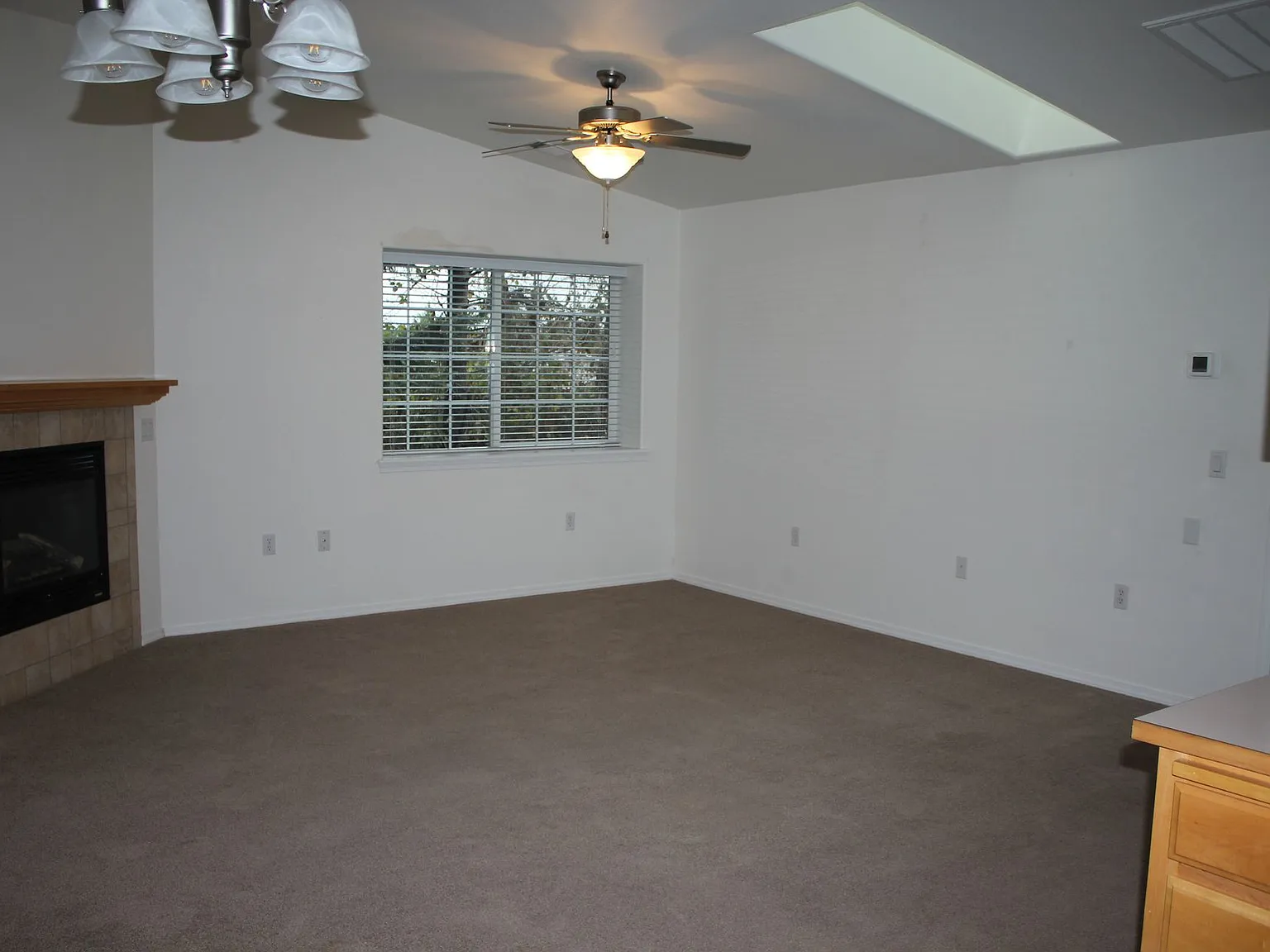 Charming and spacious 1 bedroom, 1 bath unit in Horizon Village 55+ Community — Photo 4