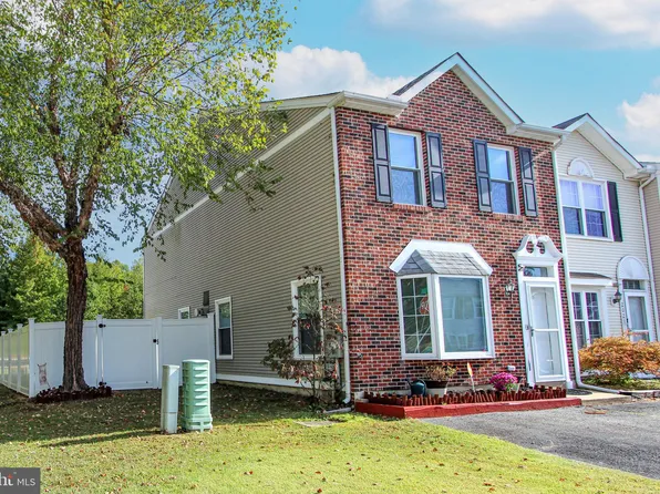 200 Fieldstone Ln, Newark, DE 19702