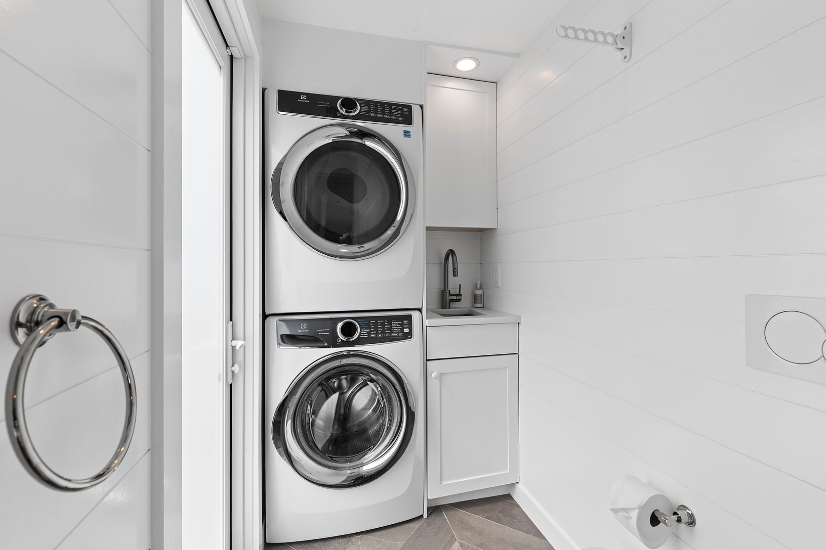 Washer/dryer & powder room