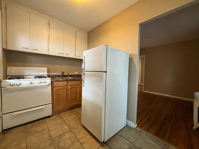 476 Herschel St. — Photo 2