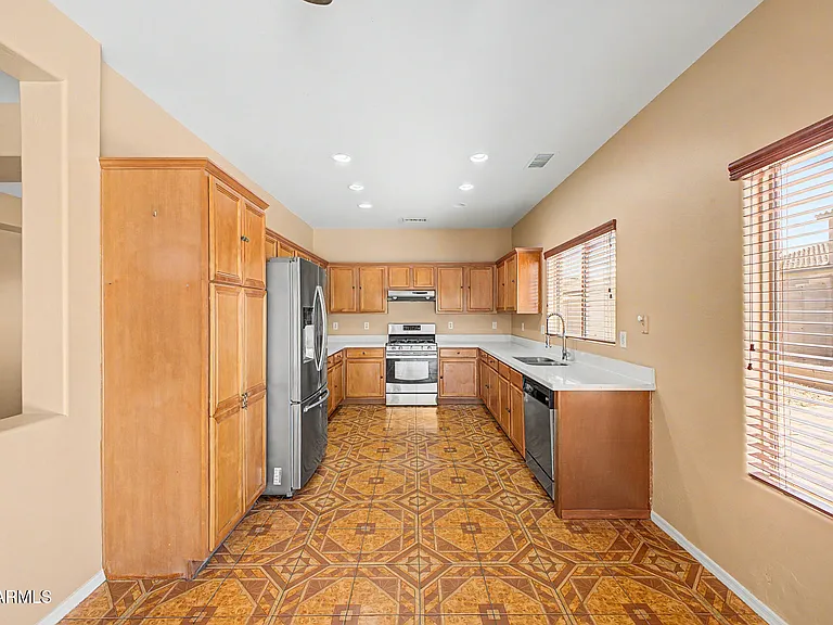 5329 W La Salle St — Photo 17