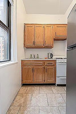 5th image of 205 W 54th St APT 6F