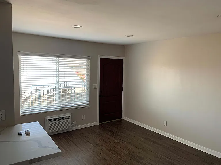 4514 52nd St #6 — Photo 3