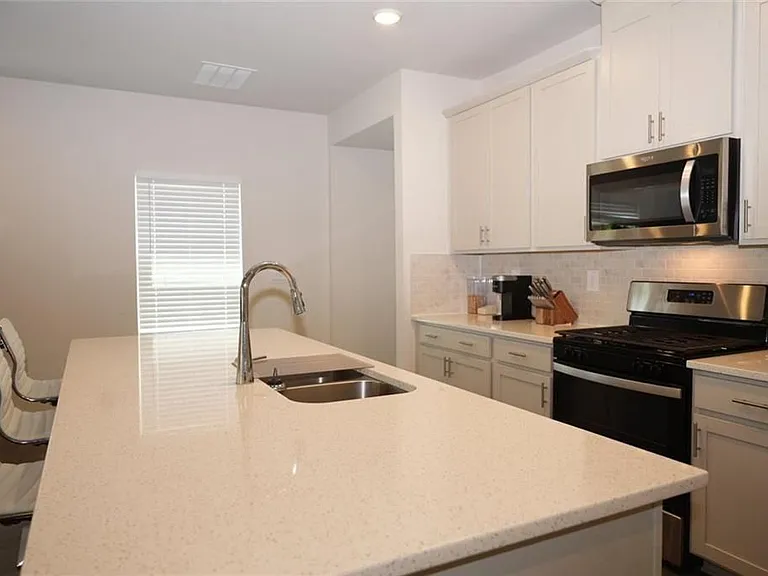 733 Gabby Point — Photo 2