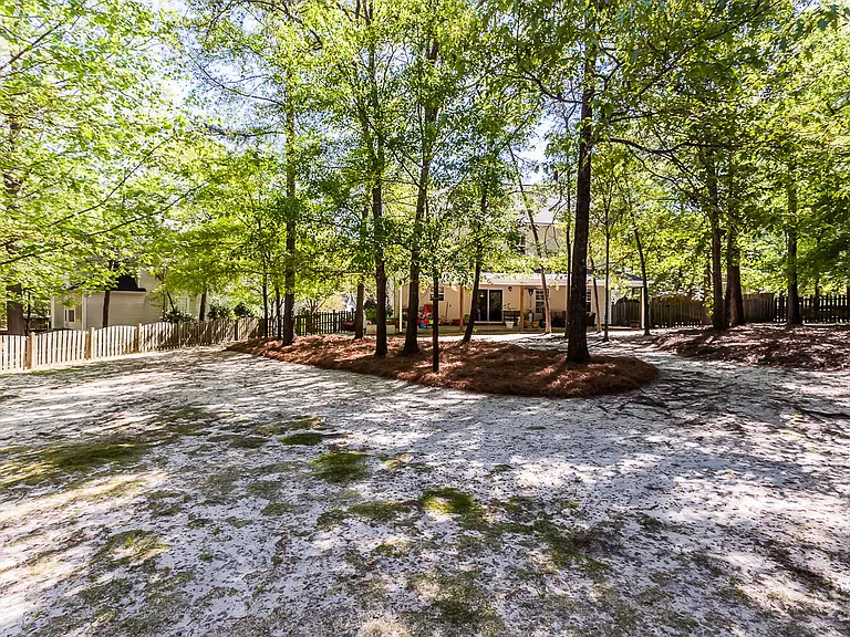 202 Castlebury Dr — Photo 4