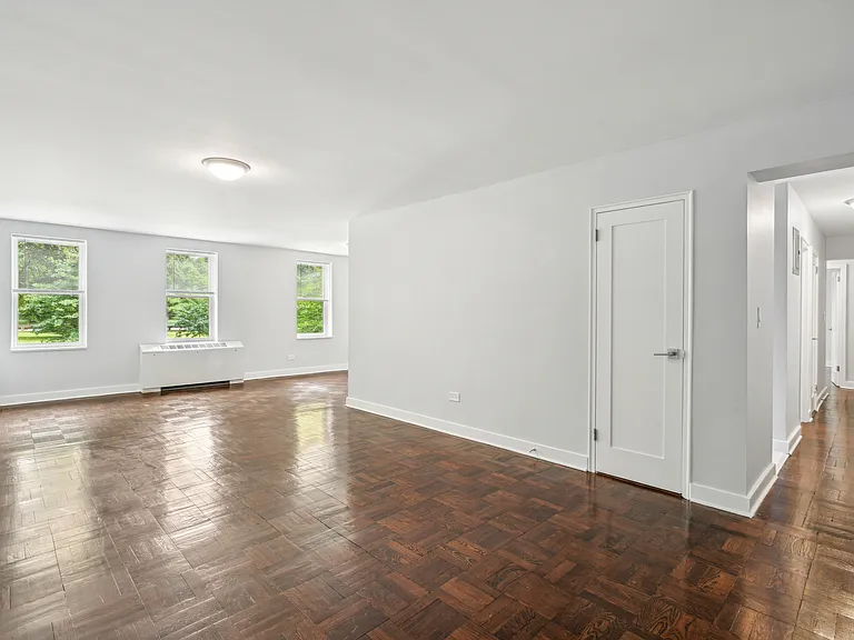 1135 Pelham Pkwy N #3B — Photo 1