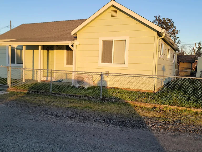 1345 Hood St SE — Photo 2