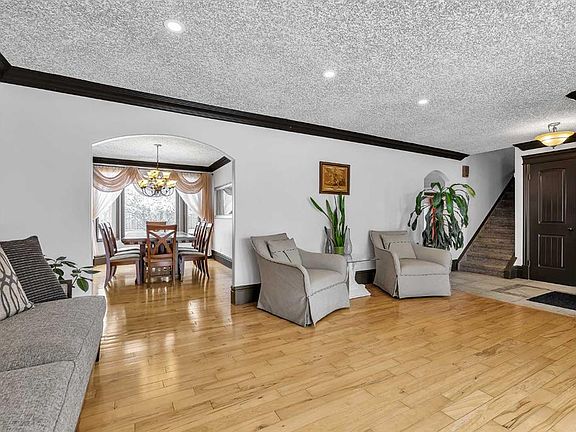 5th image of 511 E Woodpark Cres SW