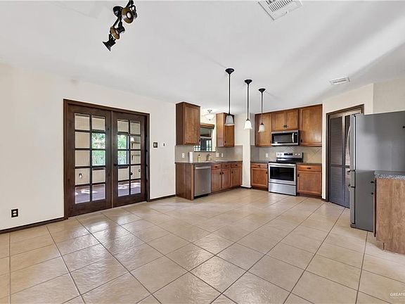 4th image of 606 Barton Dr