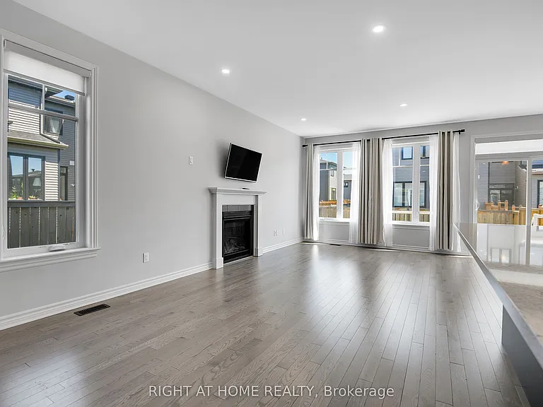 45 Mandevilla Cres — Photo 7