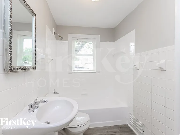 1153 S Chester Ave — Photo 9