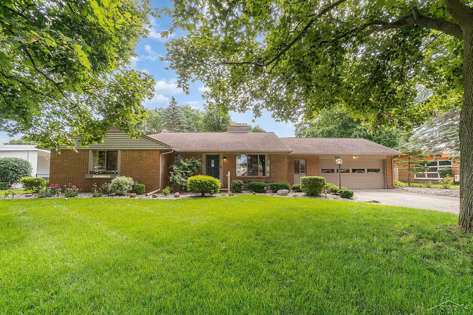 660 Fairway Dr photo 1