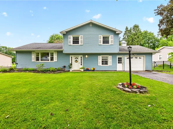 69 Brentwood Ln, Fairport, NY 14450
