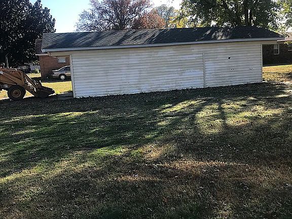 3rd image of 813 Foster St