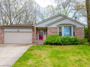 981 Oak Ridge Cir, Brighton, MI 48116