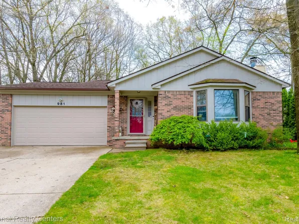 981 Oak Ridge Cir, Brighton, MI 48116