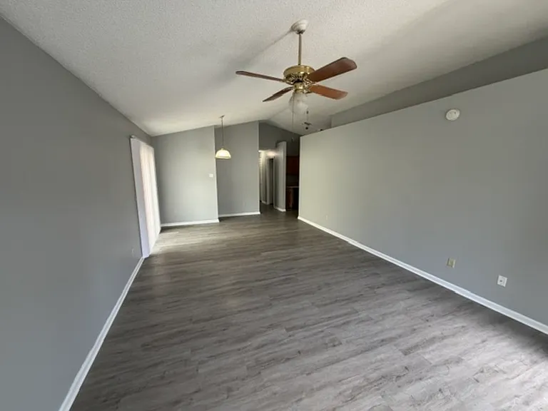 5061 Knightsbridge Cir N — Photo 4