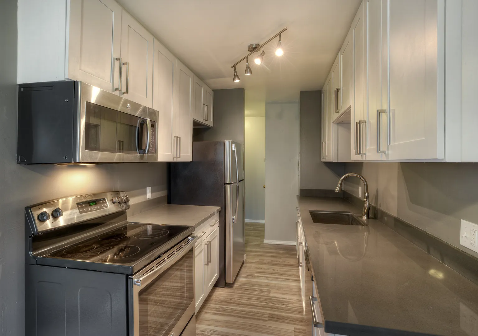 611-615 Apartments — Photo 2