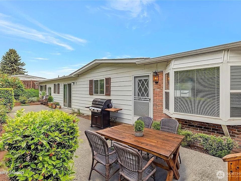 1st image of 17044 Woodcrest Drive NE