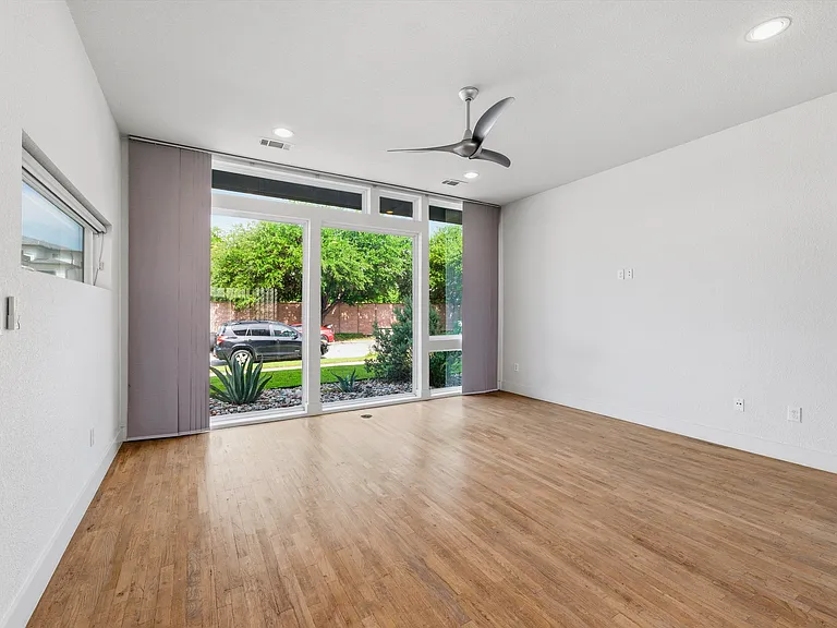 207 Adrian Dr — Photo 5