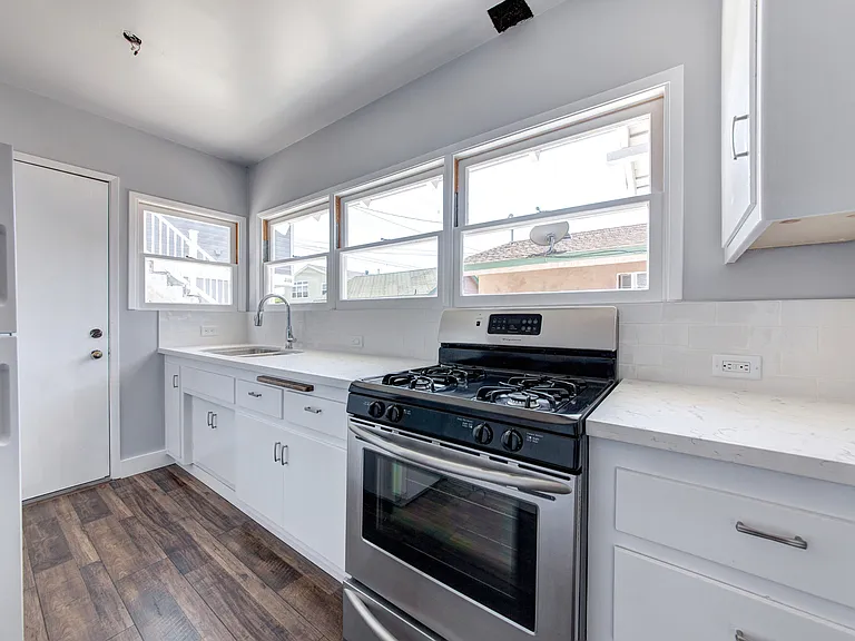 2108 Gramercy Ave — Photo 6