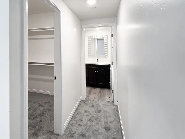 Gorgeous Townhome w/ Rooftop Deck and Ocean Views Near USD — Photo 23