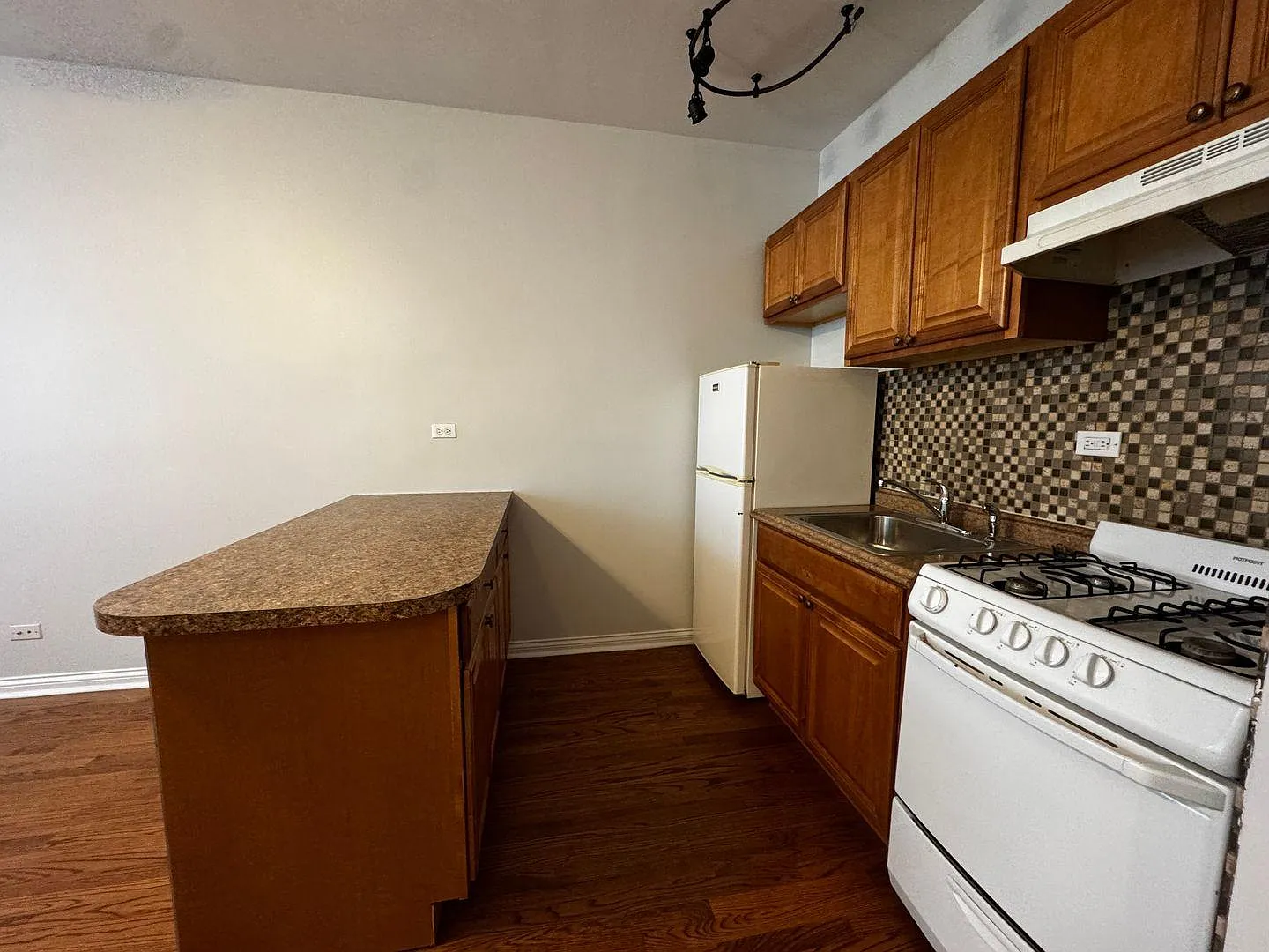 1334 W Lunt Ave — Photo 2