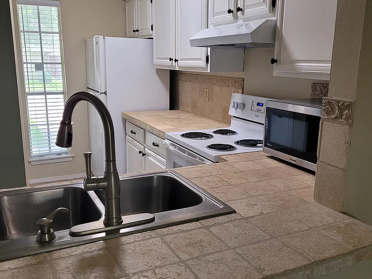 2100 Windsor Dr #6 — Photo 5