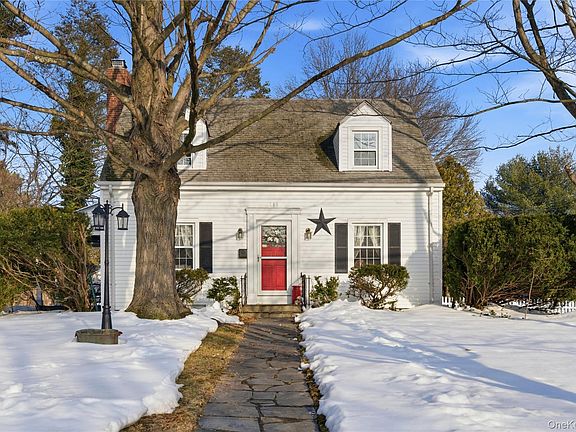 2nd image of 164 W Neck Road