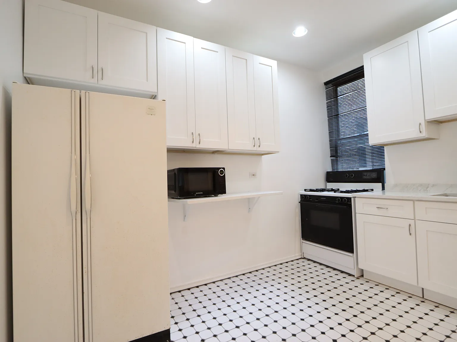 Rare spacious Little Italy 1BR steps to UIC/Rush — Photo 4