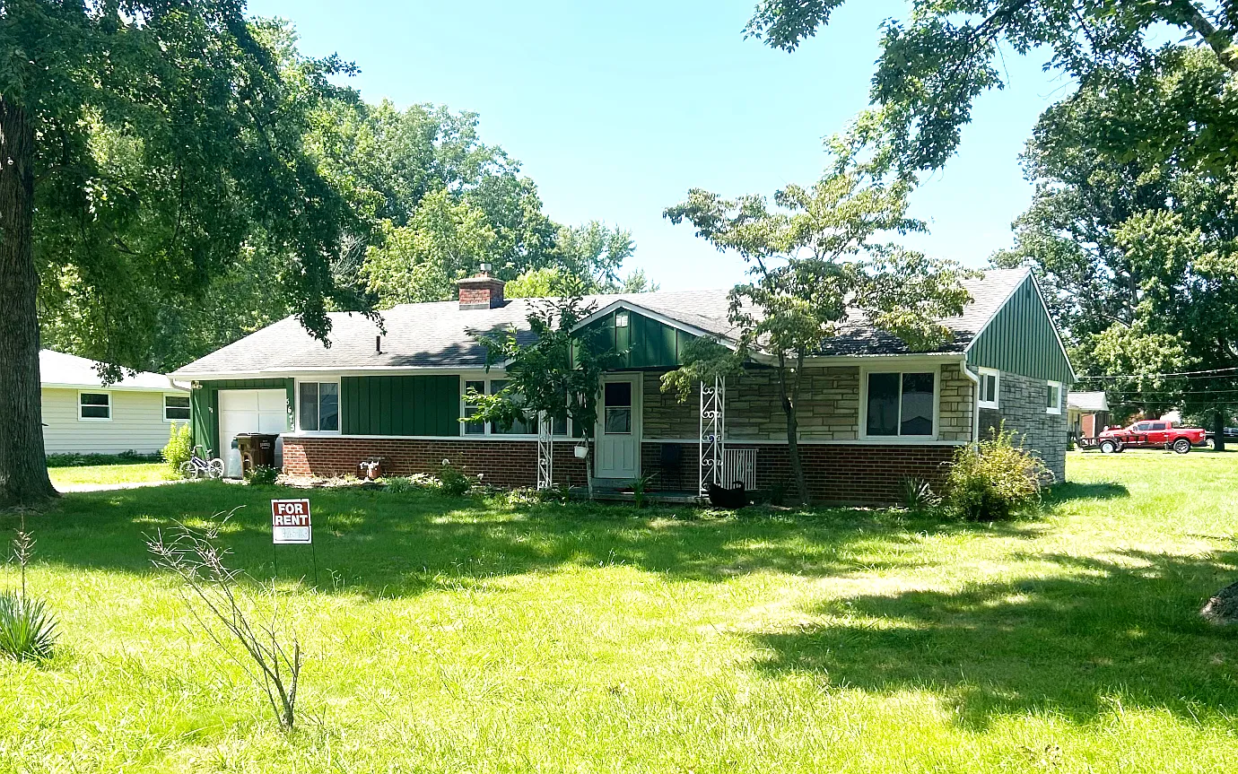 3 bed, 1326 sqft, $2,100 — Photo 1