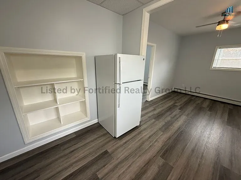 552 Maple St #1R — Photo 8