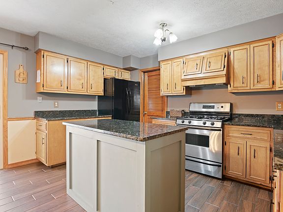 3rd image of 1821 Lakewood Dr