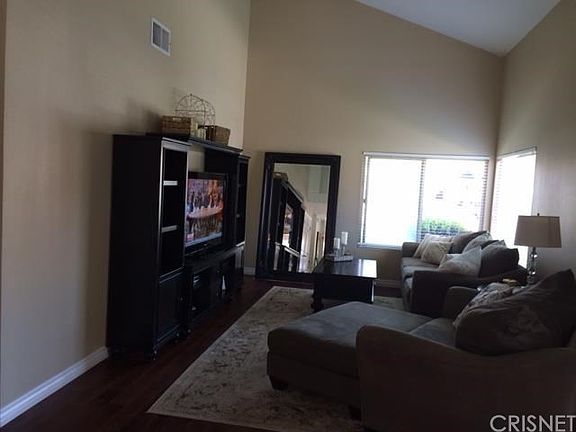 Living Room with high ceiling