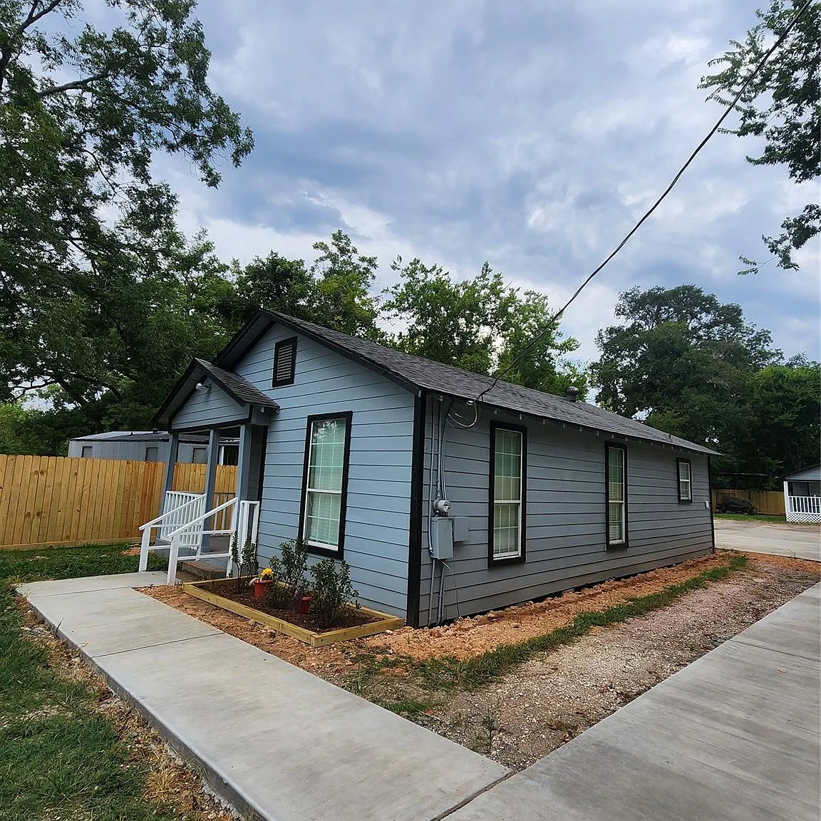 3 bed, 1.0 bath, 876 sqft, $1,595 — Photo 1