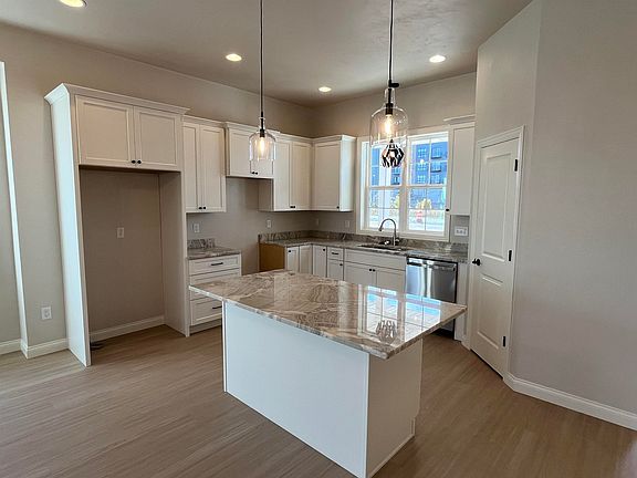 3rd image of 852 W Nova Way
