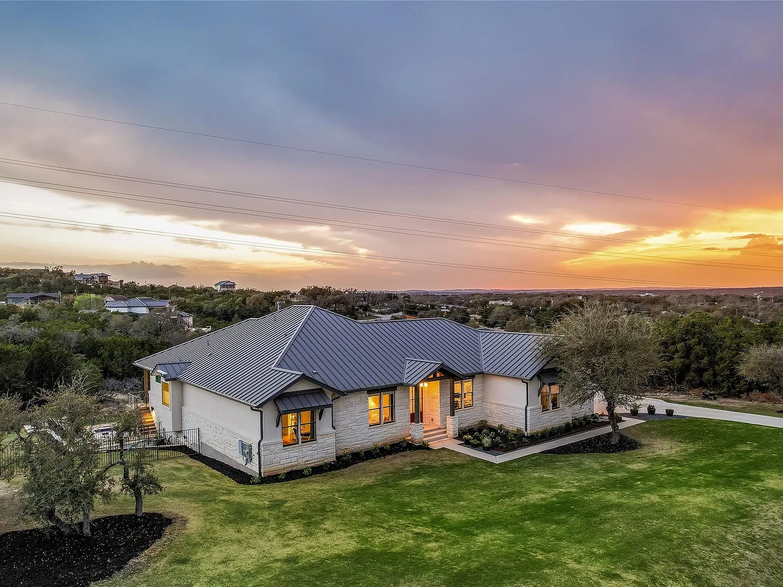 5 bed, 4.5 bath, 5841 sqft, $8,500 — Photo 1